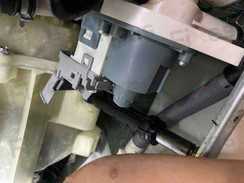 一支變三四支？這部三星洗衣機排水泵清出驚人「鑰匙墳場」🗝️
