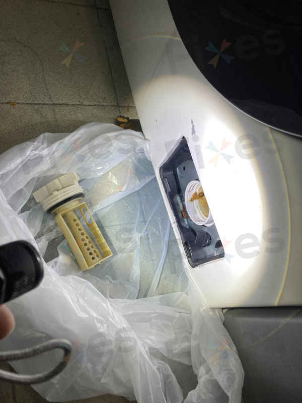 一支變三四支？這部三星洗衣機排水泵清出驚人「鑰匙墳場」🗝️