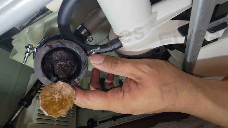 衣物總是濕漉漉?師傅拆開這部三星WD系列洗衣機缸底喉後發現驚人淤塞物 🔍