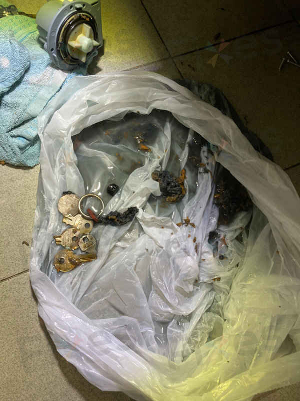 一支變三四支？這部三星洗衣機排水泵清出驚人「鑰匙墳場」🗝️