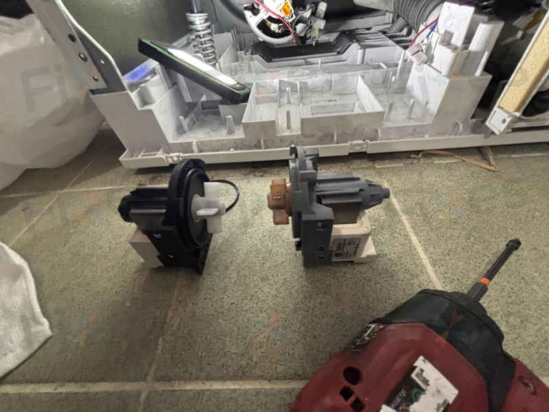 滿桶積水衣物濕透 🌊 師傅如何層層拆解這部日立洗衣機換出問題排水泵