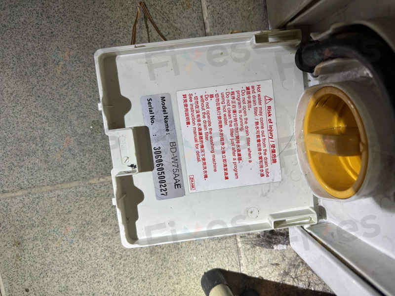 滿桶積水衣物濕透 🌊 師傅如何層層拆解這部日立洗衣機換出問題排水泵