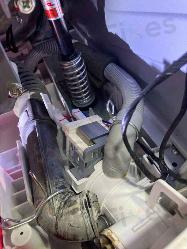 這部日立BDW系列洗衣機的C02故障碼竟是因為一條褲頭帶?🤨