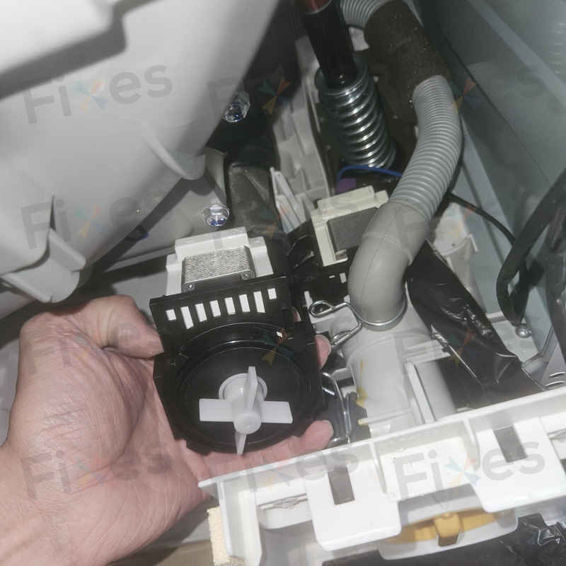 C02故障碼一出就不排水？這部Hitachi BD系列洗衣機現場拆檢才看見關鍵異物 🧵