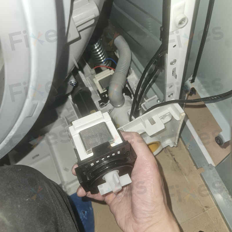 C02故障碼一出就不排水？這部Hitachi BD系列洗衣機現場拆檢才看見關鍵異物 🧵