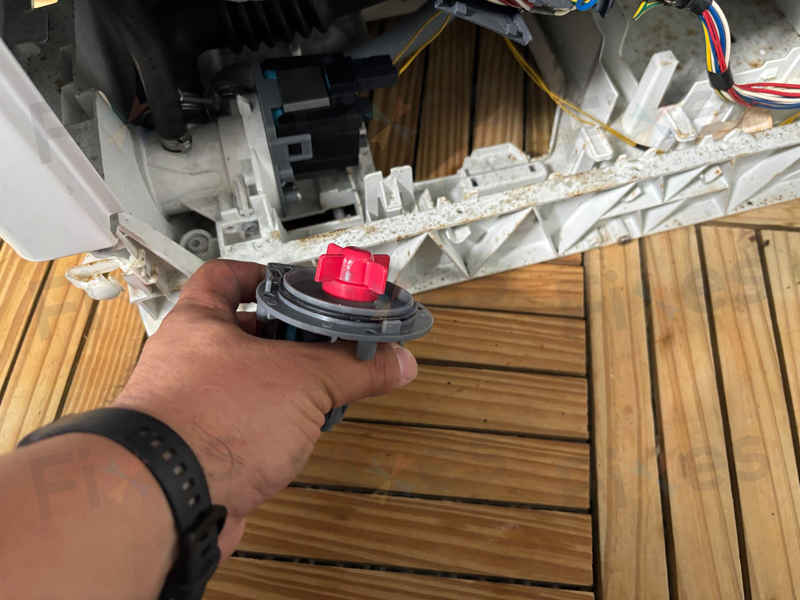 這部Brandt WTD系列洗衣機為何突然顯示D02?竟是襪子與硬幣搞的鬼🤔