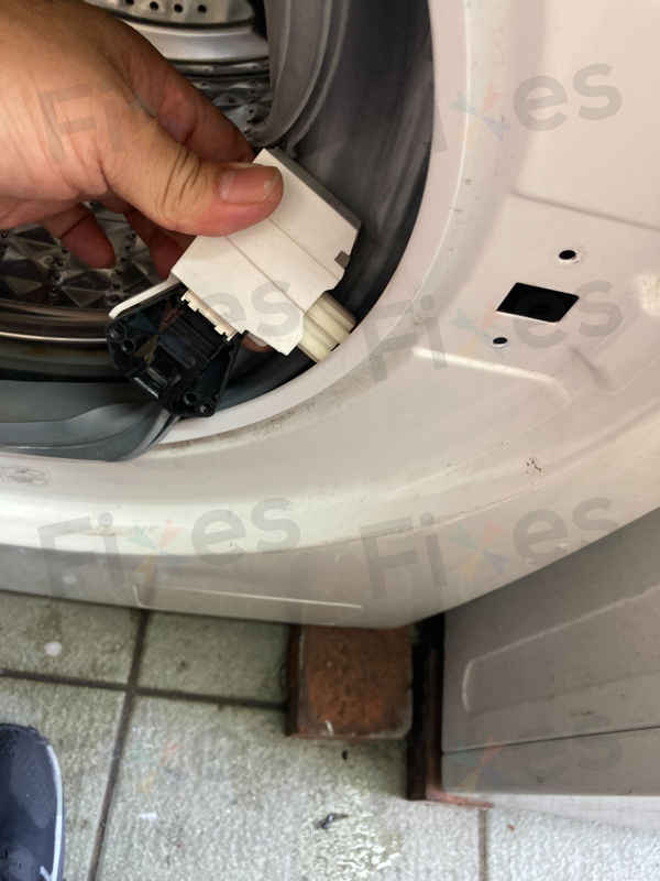 門鎖掣故障讓這部Samsung WW系列洗衣機完全停擺,維修過程大公開 ⚙️