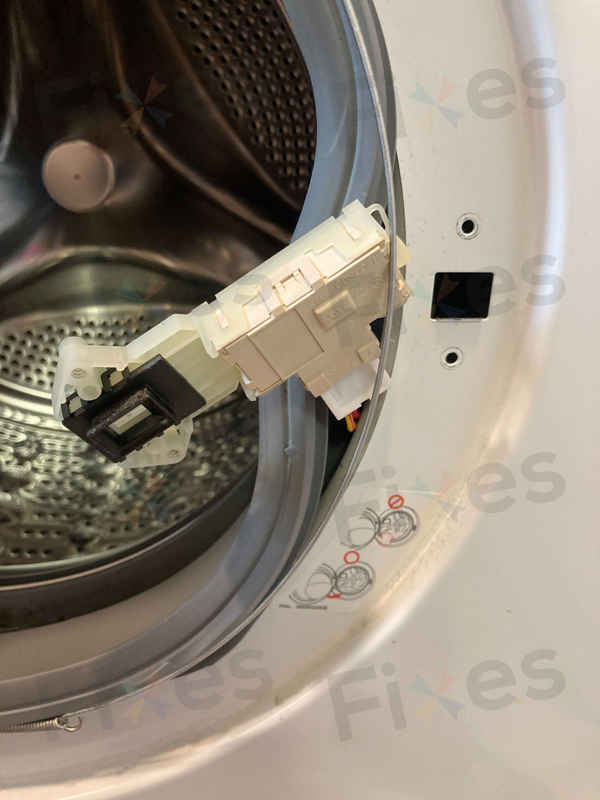 網路偏方失效，這部LG WFCN系列洗衣機持續dE故障，換門鎖後順利運轉✨