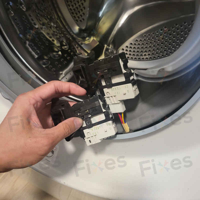 洗衣機門鎖掣故障引發dE錯誤?這個維修過程值得關注 🔍