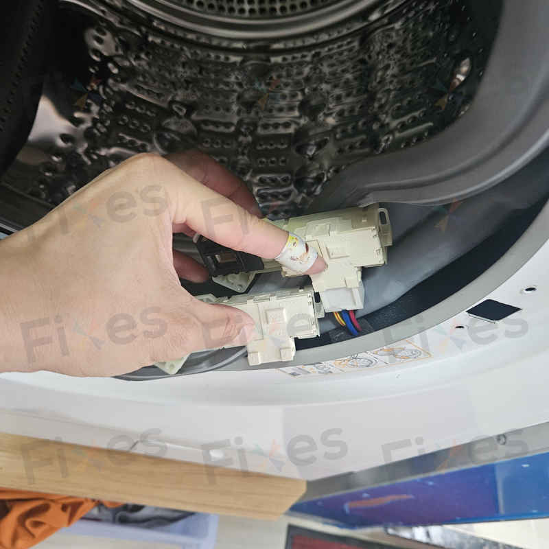 dE錯誤碼閃爍，這部LG WFNP系列洗衣機門鎖問題現場還原🧩
