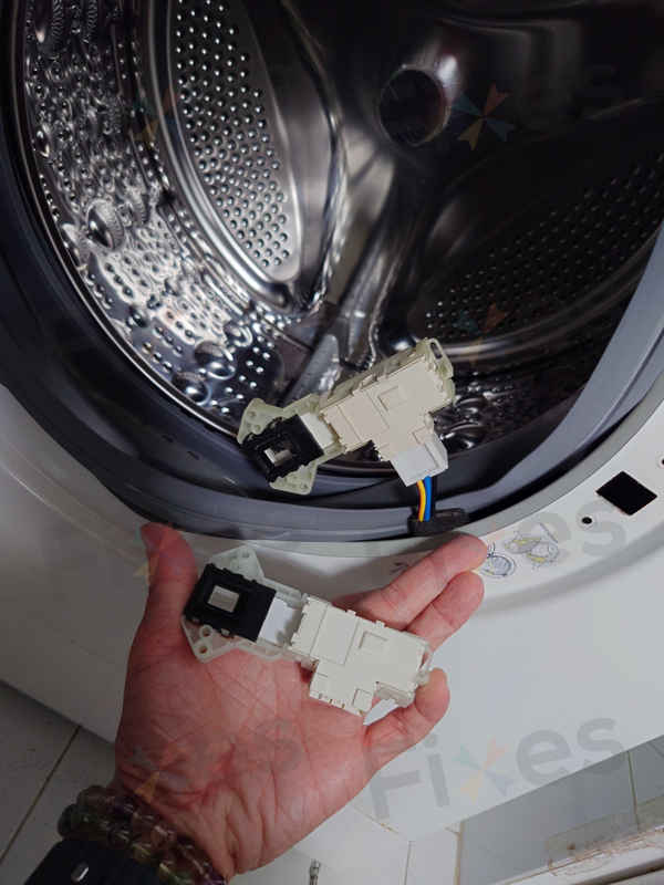 門鎖掣老化讓這部LG WFT系列洗衣機進入冬眠模式 dE故障碼現形 🥶