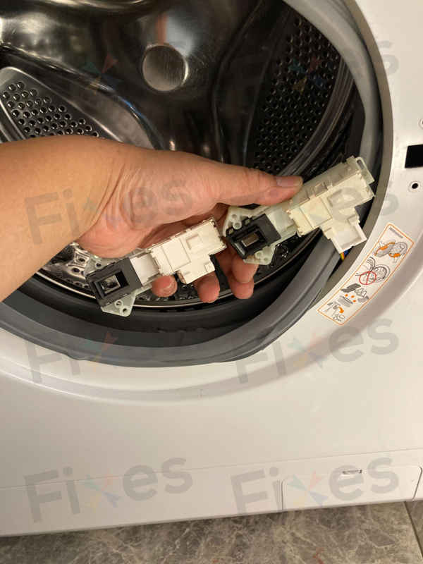 LG洗衣機顯示dE故障碼？原來是這個小零件出問題了 🔍