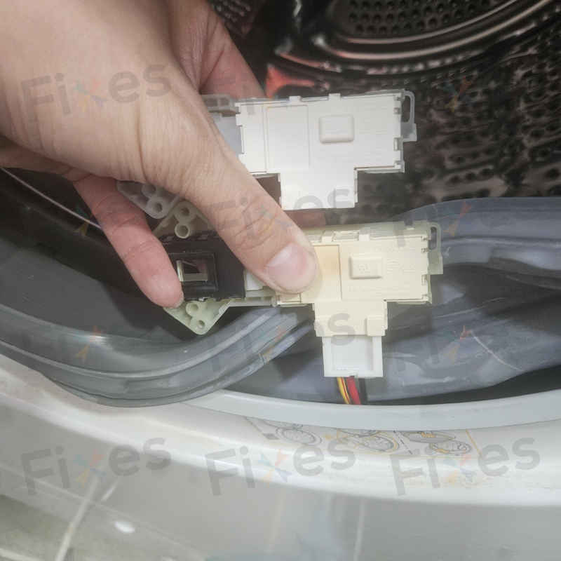 從偶爾失靈到完全無法啟動：這部LG WFCN系列洗衣機dE故障碼如何揭示門鎖掣老化過程 🧩