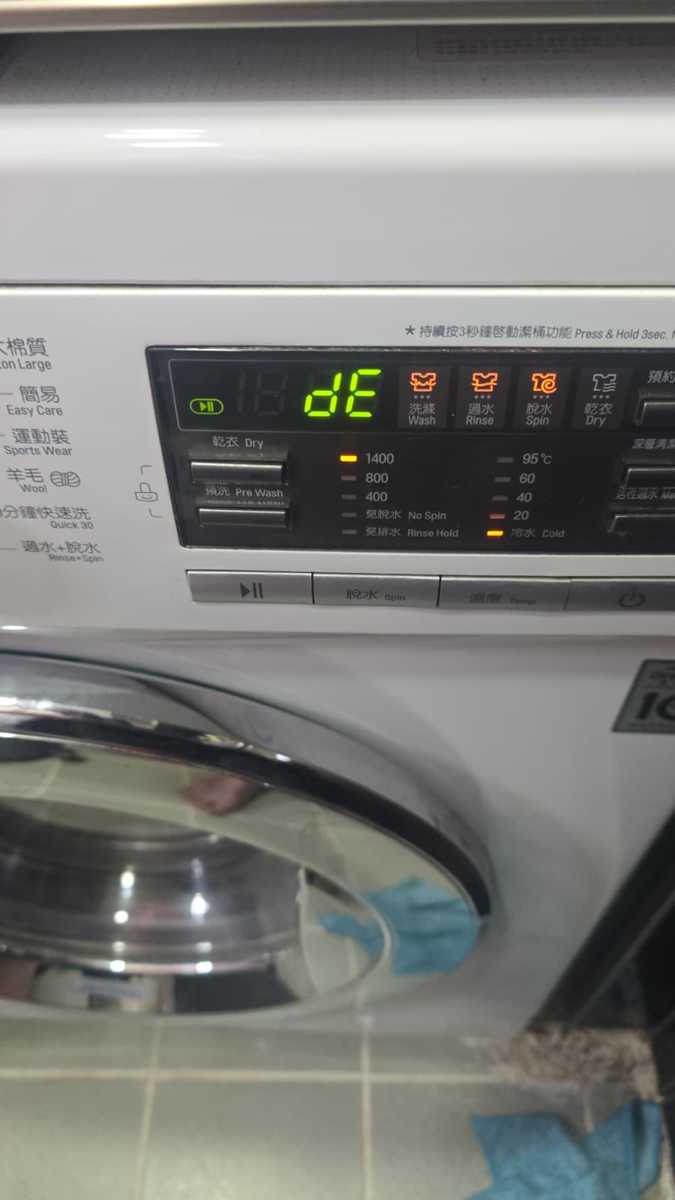 從偶爾失靈到完全無法啟動：這部LG WFCN系列洗衣機dE故障碼如何揭示門鎖掣老化過程 🧩
