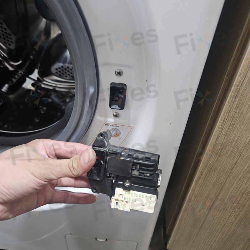 這部LG洗衣機為何總是鎖不了門？一場dE2故障的現場診斷🧩