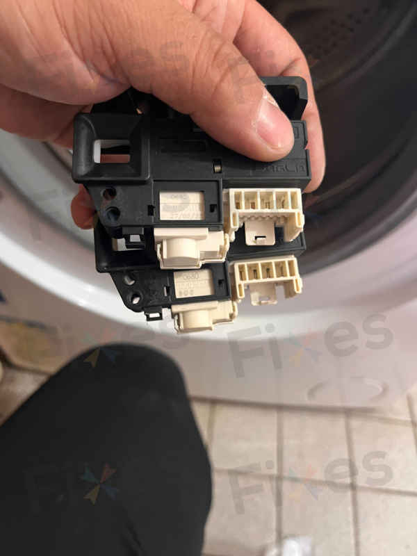 出現故障碼E01，門鎖問題🔑Philco飛歌牌前置式洗衣機 PV812DX
