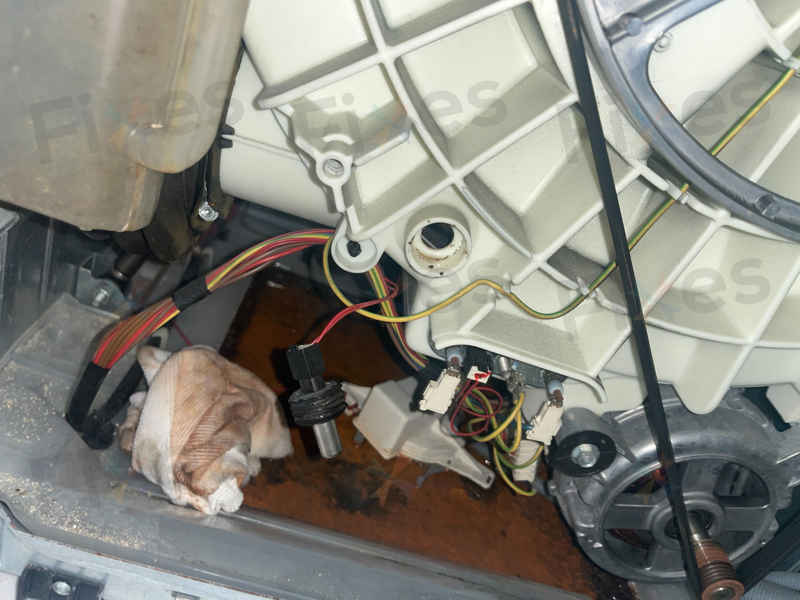 感溫掣防漏膠圈失守,這部Siemens WK系列洗衣機E01瞬間停擺 🧩