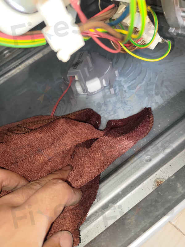 這部Smeg LSTA系列洗衣機清潔劑過量引發E01，何小姐驚呼師傅是最崇拜的人 🌟
