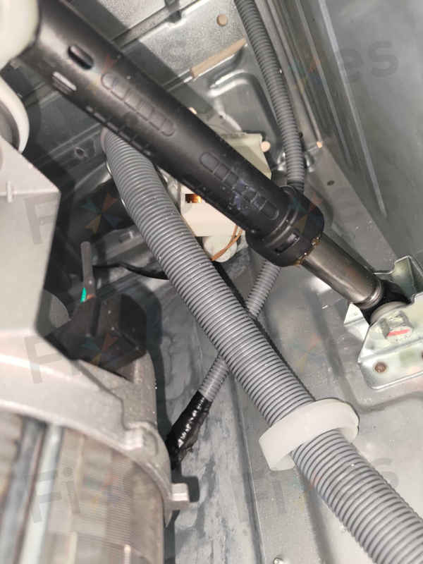 這部Smeg LSTA系列洗衣機清潔劑過量引發E01，何小姐驚呼師傅是最崇拜的人 🌟