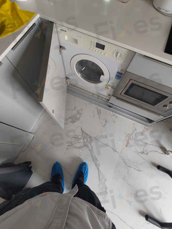 這部歌爾牌洗衣機的神秘E02代碼：一個排水問題的解決方案 🕵️