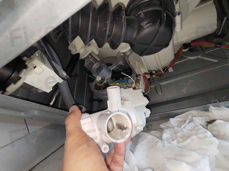 這部歌爾牌洗衣機的神秘E02代碼：一個排水問題的解決方案 🕵️