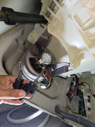 不轉動又顯示E02？看這部惠而浦AWU系列洗衣機如何重獲新生 ⚡