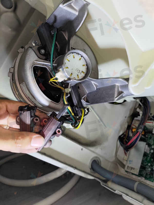 不轉動又顯示E02?看這部惠而浦AWU系列洗衣機如何重獲新生 ⚡