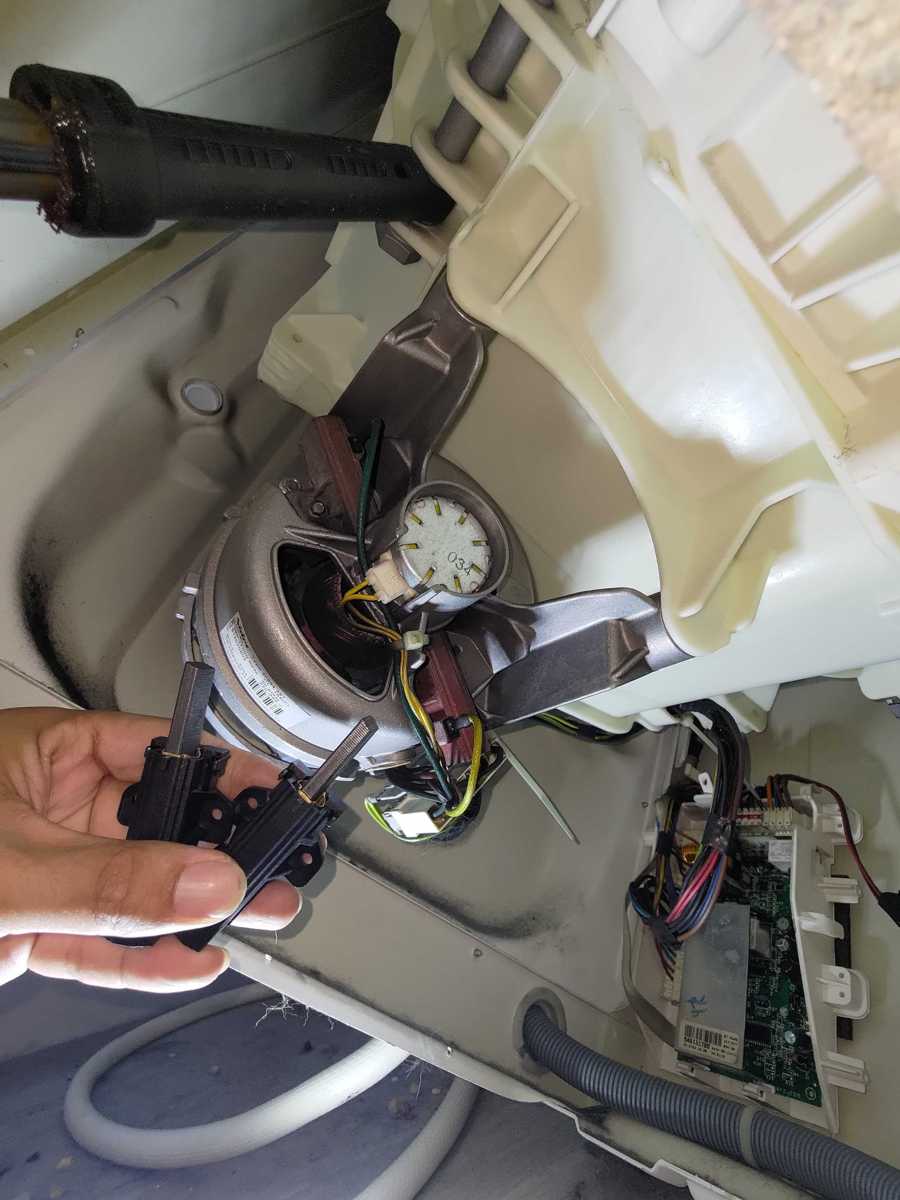 不轉動又顯示E02?看這部惠而浦AWU系列洗衣機如何重獲新生 ⚡