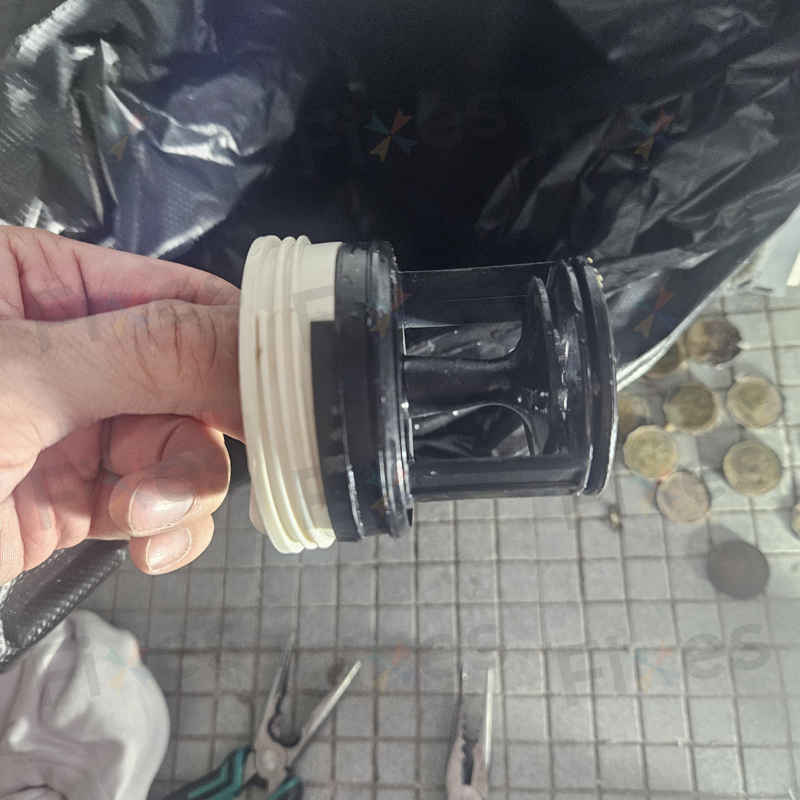 這部Candy GVS系列洗衣機E03排水失靈,銀仔卡住才知禍首 🪙