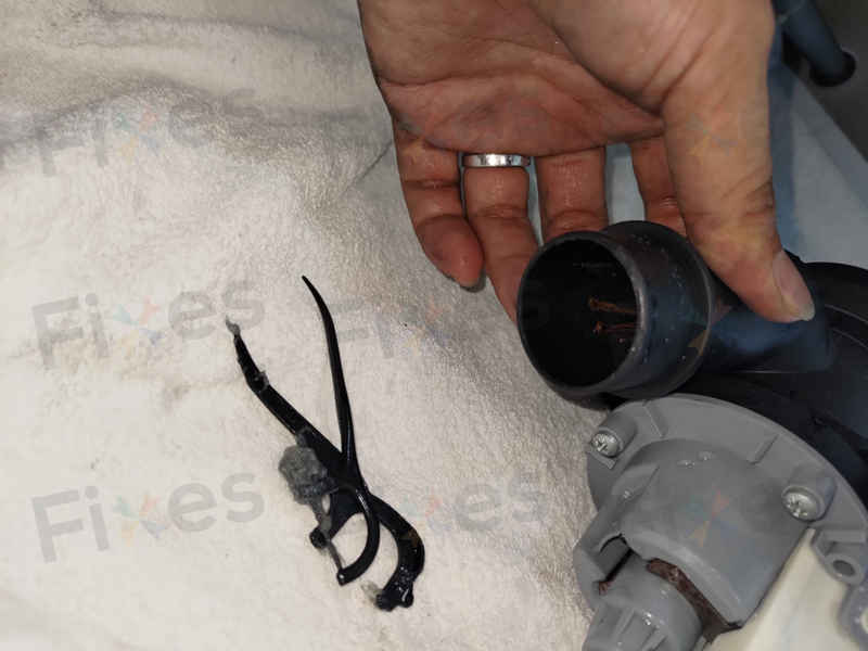 金鼎洗衣機現E03和E20故障碼?師傅排水泵大發現 🕵️