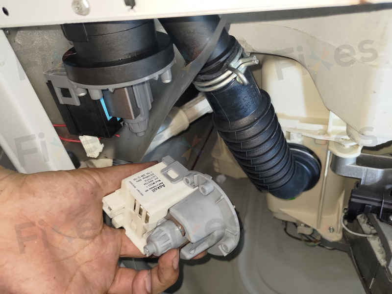 金鼎洗衣機現E03和E20故障碼?師傅排水泵大發現 🕵️