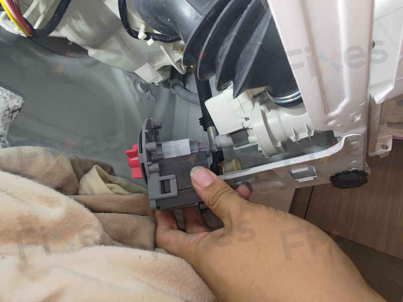 當洗衣機遇上繩子和硬幣：一場意想不到的維修之旅 🧵