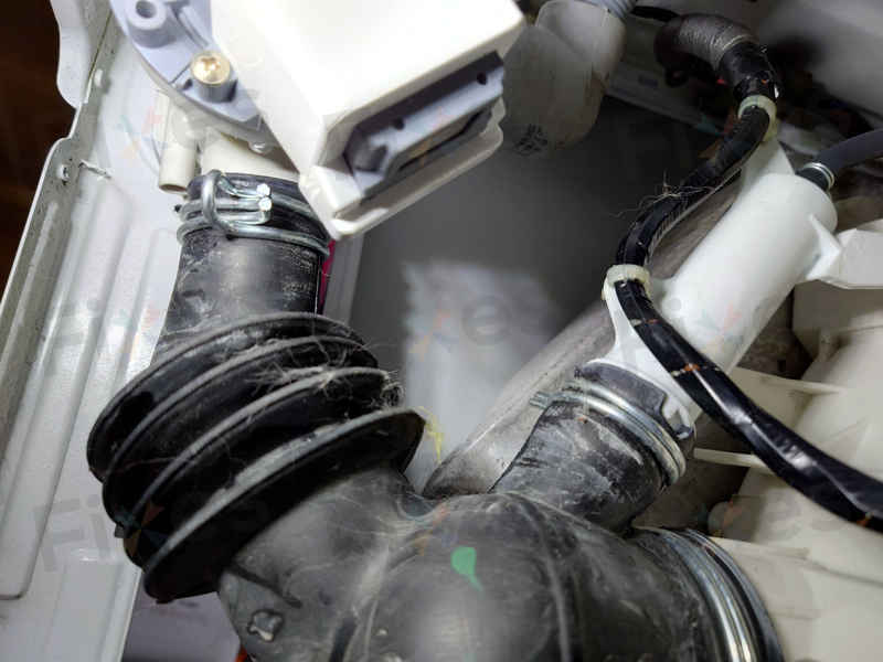 這部Panasonic NA系列前置式洗衣機E03排水不暢，吸濕紙卡住排水口🧺