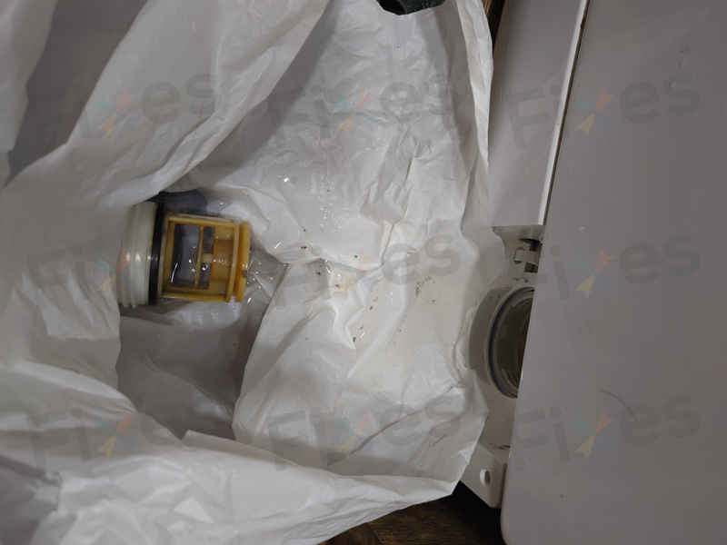 這部Panasonic NA系列前置式洗衣機E03排水不暢，吸濕紙卡住排水口🧺