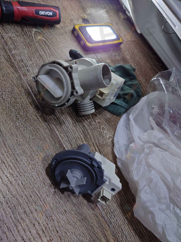 這部Panasonic NA系列前置式洗衣機E03排水不暢，吸濕紙卡住排水口🧺