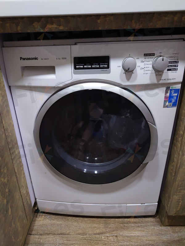 這部Panasonic NA系列前置式洗衣機E03排水不暢，吸濕紙卡住排水口🧺