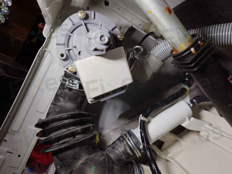這部Panasonic NA系列前置式洗衣機E03排水不暢，吸濕紙卡住排水口🧺