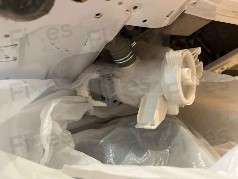 這部Rosieres RILS系列洗衣機E03過濾器暗藏異物:師傅拆解清理襪子與鎖匙 🧦