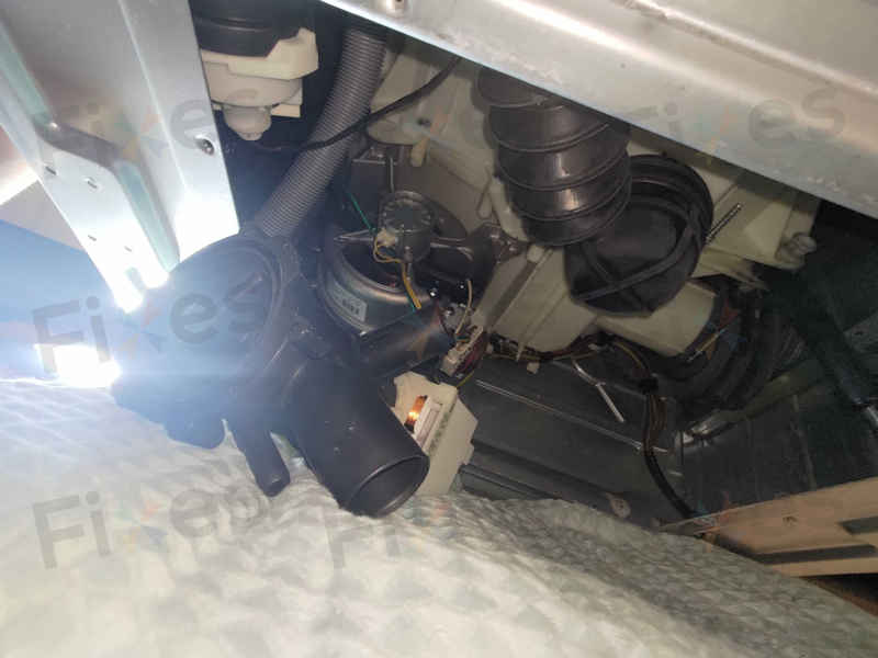 Bosch WKD系列洗衣機E06故障碼無法排水?嵌入式設計排水泵更換實戰解析 🛠️