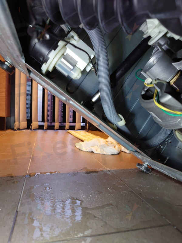 狹小空間挑戰！這部De-Dietrich DLZ系列嵌入式洗衣機E06排水泵更換實錄📏