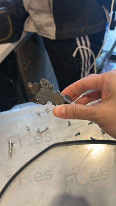 這部歌爾牌 WDI系列前置式洗衣機E06故障碼，纖維與眼鏡布竟成排水阻塞元兇 🧵