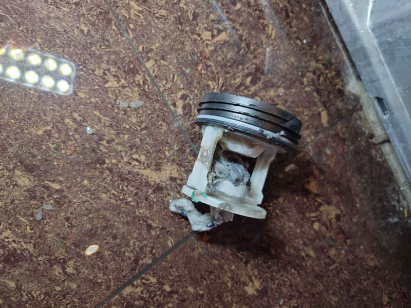 這部歌爾牌 WDI系列前置式洗衣機E06故障碼，纖維與眼鏡布竟成排水阻塞元兇 🧵