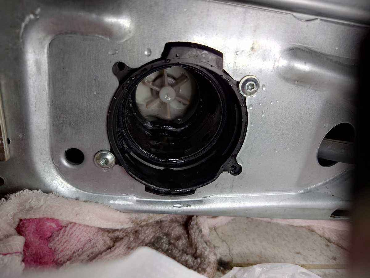 洗衣機門鎖死又積水？師傅拆解這部Gorenje WDI系列洗衣機E06排水堵塞全過程 🔍