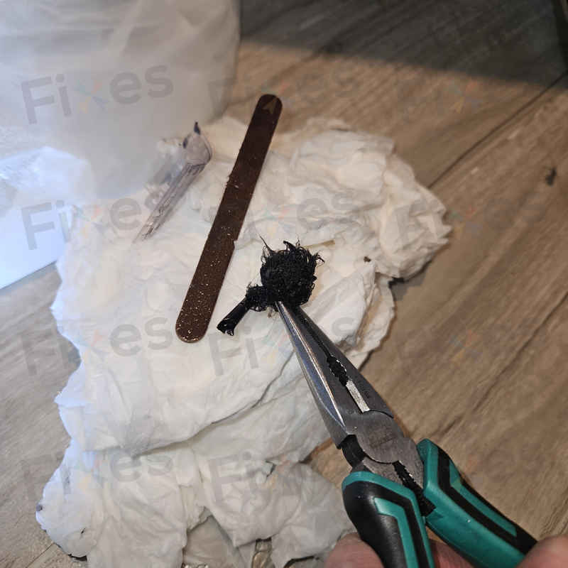 打開排水濾器，這部西門子WK系列洗衣機E06竟藏滿髮夾與雪條棍🔎
