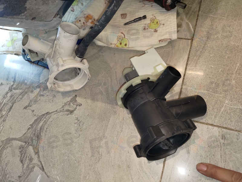 陳小姐收回出租單位驚見西門子洗衣機E06故障碼,排水泵竟藏著爛掉的住戶證 😱