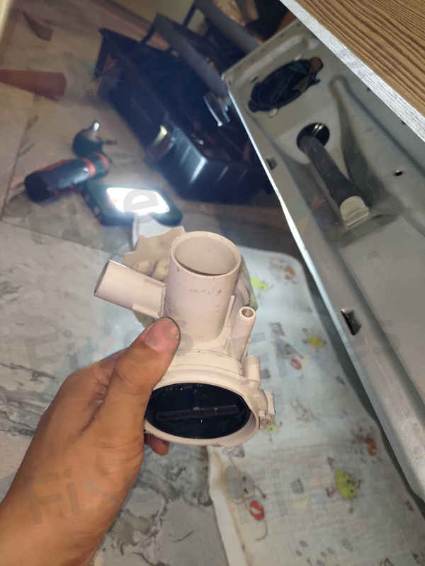 陳小姐收回出租單位驚見西門子洗衣機E06故障碼,排水泵竟藏著爛掉的住戶證 😱