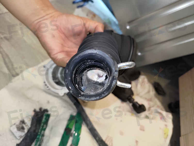 陳小姐收回出租單位驚見西門子洗衣機E06故障碼,排水泵竟藏著爛掉的住戶證 😱