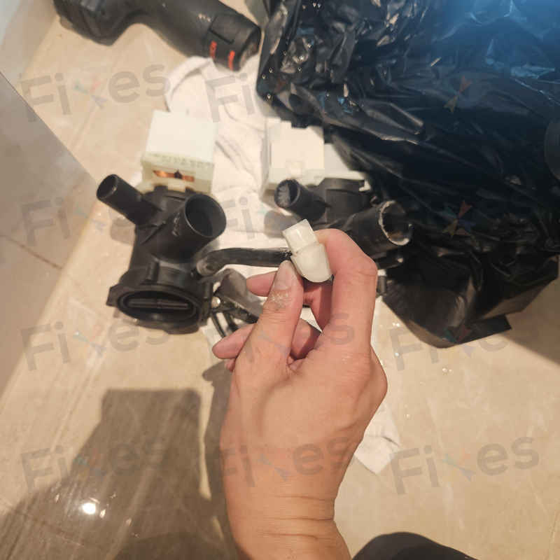 這部西門子WK系列洗衣機為何出現E06又無法排水？師傅現場揪出金屬異物 🔍