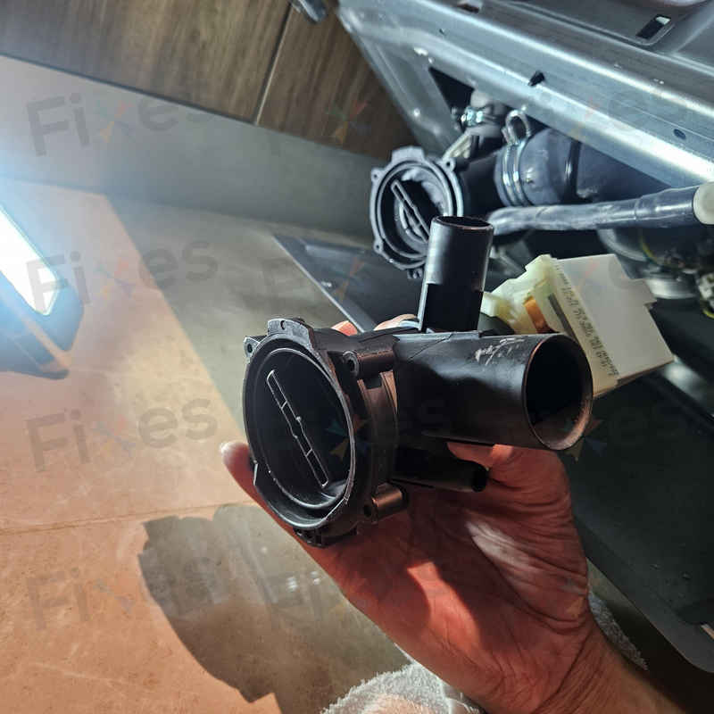 這部西門子WK系列洗衣機為何出現E06又無法排水？師傅現場揪出金屬異物 🔍