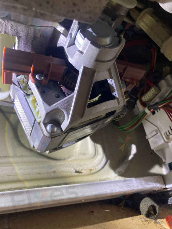 摩打碳刷耗盡引發E08故障？這部惠而浦洗衣機的維修經驗 🔧